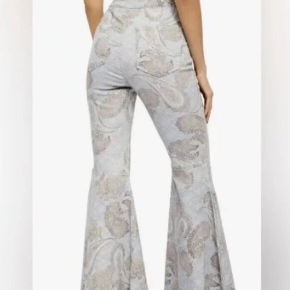 We The Free - Just Float On Flare Pants in Paisley Print Size 30 - Picture 14 of 15